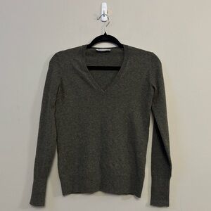Everlane women’s Green 100% Cashmere v-neck sweater